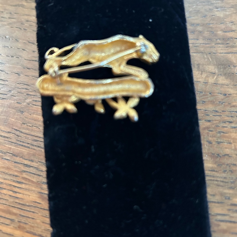 Vintage Florenza Leopard on a Gold Log Brooch. - Picture 4 of 4